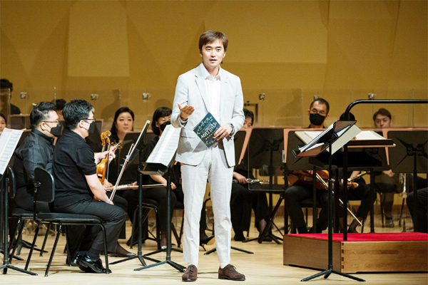 지난 22일 열린 성남아트센터 마티네 콘서트에서 배우 김석훈이 연주에 앞서 곡에 대한 설명을 하고 있다. [사진 제공 = 성남아트센터]