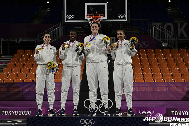 도쿄올림픽 3x3 여자농구 미국대표팀이 금메달 시상식에서 기뻐하고 있다. 사진(일본 아오미)=AFPBBNews=News1