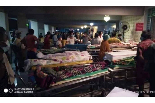 지난 14일 미얀마 양곤의 한 화장장에서 유가족들이 시신 수십 구의 화장 순서를 기다리고 있다. 미얀마나우 홈페이지 캡처