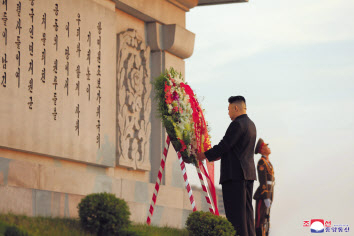 김정은 북한 국무위원장이 6·25 전쟁 정전협정 체결 기념일(‘전승절’) 68주년을 맞아 28일 우의탑에 헌화했다고 조선중앙통신이 29일 보도했다. [연합]