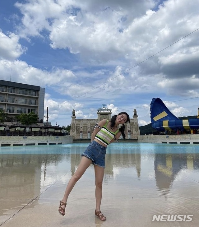 On Monday, Binnie posted several photos on her Instagram account with emoticons.In the photo, Binnie is wearing hot pants and sleeveless sleeves that are well suited to hot summers in the background of a water park.In other photos, she is staring at the camera with a fresh smile.On the other hand, OH MY GIRL, which Binnie belongs to, has completed the title song Dun Dun Dance of the mini album 8th album.
