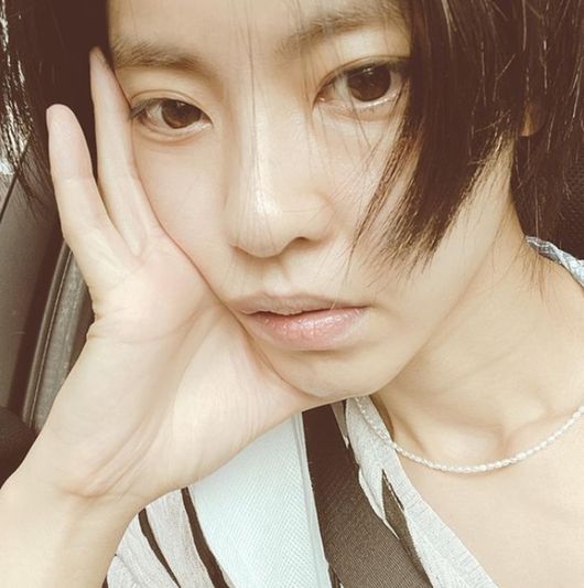 Lee Yoon-ji shares her routine by unveiling humiliating super-close selfiesOn the 29th, Lee Yoon-ji posted a picture on his Instagram with the message Dark Hair in the Midsummer # I look out for a long time # Power My Super Powell.In the public photos, Lee Yoon-ji is photographed near Camera, and nevertheless shows a humiliating Minmuk Clas.Especially, the clear eyes that fill Camera attract attention.The fans responded in various ways such as My sister is pretty today, I am going to dye my hair according to Yoon Ji and Why is your skin so good?Meanwhile, Lee Yoon-ji marriages with Husband Jung Han-ul, a dentist in 2014, and has two daughters, Rani and Soul.Lee Yoon-ji and Jung Han-ul have been loved and supported by many people by revealing their familys daily life on SBS Sangsangmong 2 You are My Destiny.Lee Yoon-ji Instagram
