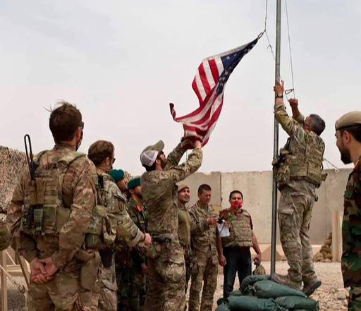 지난 5월 아프가니스탄 남부 헬만드주에 있는 미군 기지 캠프 앤서닌에서 미국 깃발이 내려지고 있다. 캠프 앤서닌=AP연합뉴스