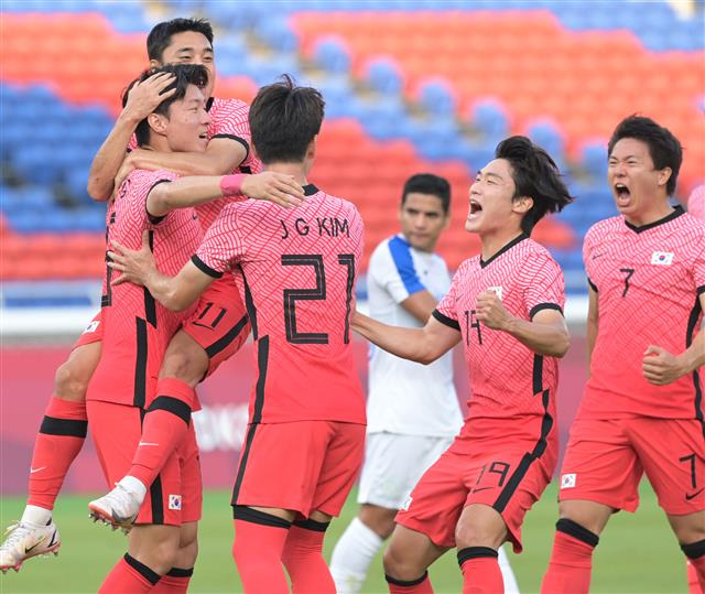 28일 오후 일본 요코하마 국립경기장에서 열린 2020 도쿄올림픽 남자축구 조별리그 B조 3차전 대한민국 vs 온두라스 전반경기에서  황의조가 패널티킥으로 선제골을 성공시키고 환호하고 있다. 2021.07.28.요코하마=올림픽사진공동취재단