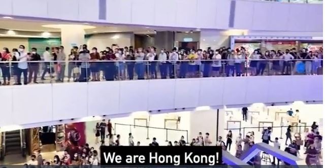 쇼핑몰에서 올림픽을 지켜보는 홍콩 시민들(SNS캡처)