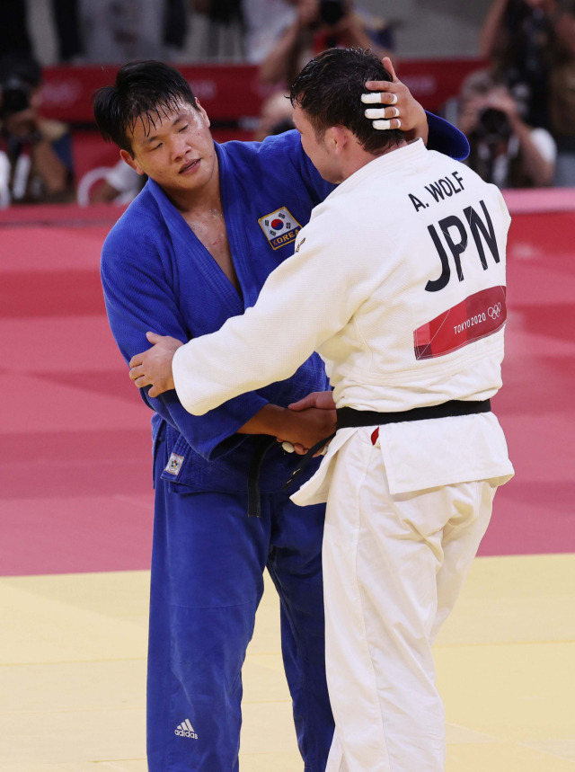 조구함이 29일 도쿄 일본무도관에서 열린 2020 도쿄 올림픽 유도 남자 100kg급 결승에서 일본의 아론 울프에게 패한 뒤 인사를 나누고 있다. /도쿄=권욱 기자