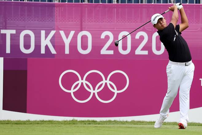 김시우가 29일 일본 사이타마현 가스미가세키CC에서 열린 2020 도쿄 올림픽 남자골프 첫날 1번홀에서 티샷을 날리고 있다. 가와고에 ㅣ연합뉴스