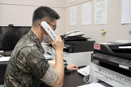 남북연락채널 개통된 서해지구 군 통신선     (서울=연합뉴스) 남북 간 통신연락선이 복원된 27일 오후 군 관계자가 서해지구 군 통신선을 활용해 시험통화를 하고 있다. 2021.7.27 
    [국방부 제공. 재판매 및 DB 금지]