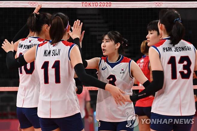 동료들과 경기 중 손뼉을 부딪치는 염혜선(가운데 3번) [AFP=연합뉴스]