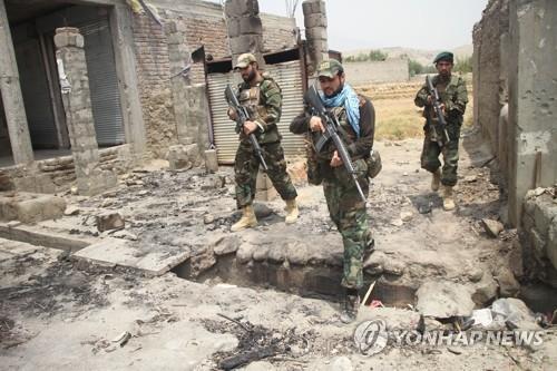 (라그만 신화=연합뉴스) 아프가니스탄 정부군 특수부대원들이 지난 12일(현지시간) 동부 라그만주(州) 알리싱 지역에서 이슬람 무장조직 탈레반을 상대로 군사작전에 참여하고 있다.