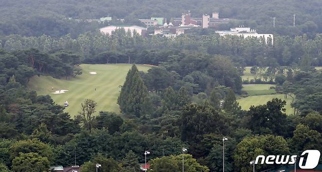 경기도 구리시 갈매 더샵 나인힐스에서 바라본 서울 노원구 태릉골프장의 모습. 2021.7.13/뉴스1 © News1 김진환 기자