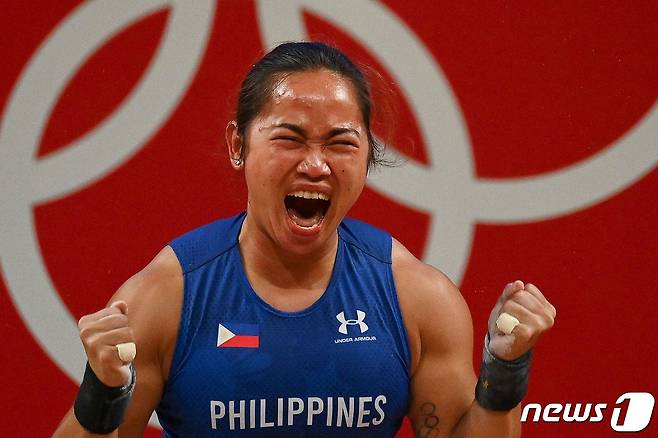 26일(현지시간) 필리핀 역도 국가대표 하이딜린 디아스(30)가 55kg급 경기에서 금메달을 확정 지은 뒤 환호하고 있다. © AFP=뉴스1 © News1 이정후 기자