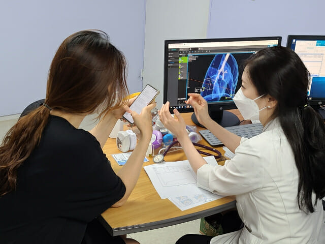 코어라인소프트는 3D 폐 그래픽을 통해 폐 결절 부위와 세부사항을 표시한다. 환자의 이해도를 높이는데 큰 도움이 된다. 사진은 기자가 진료실에서 영상의학과 판독을 토대로 검진 소견을 듣는 모습.