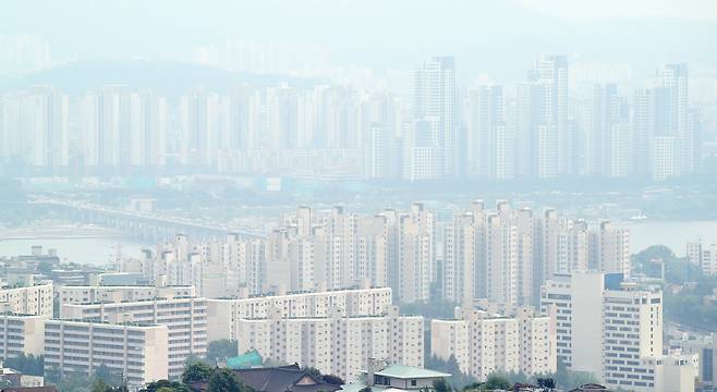 지난 6월 아파트 매매 거래량은 지난해 같은 기간보다 38.5% 감소했다. /연합뉴스