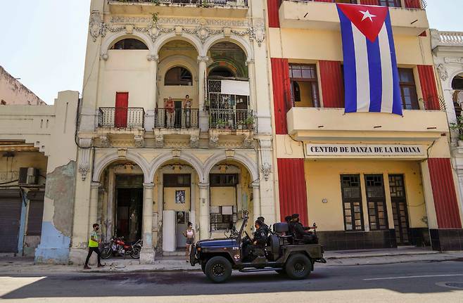 <YONHAP PHOTO-1992> 아바나 시내 순찰하는 쿠바 특수부대원들      (아바나 AP=연합뉴스) 21일(현지시간) 쿠바 특수부대원들이 수도 아바나 시내를 순찰하고 있다. 지난 11일 쿠바 전역에서 발생한 대규모 반정부 시위 후 지금까지 경찰에 체포된 이들이 537명에 달하는 것으로 알려졌다. 경찰이 체포현황을 공개하지 않아 현지 시민단체 등이 체포자 명단을 취합하고 있으며, 체포된 이들 중 일부는 곧바로 즉결심판에 넘겨져 변론 기회도 얻지 못한 채 형을 선고받았다.     knhknh@yna.co.kr/2021-07-22 09:10:33/ <저작권자 ⓒ 1980-2021 ㈜연합뉴스. 무단 전재 재배포 금지.>