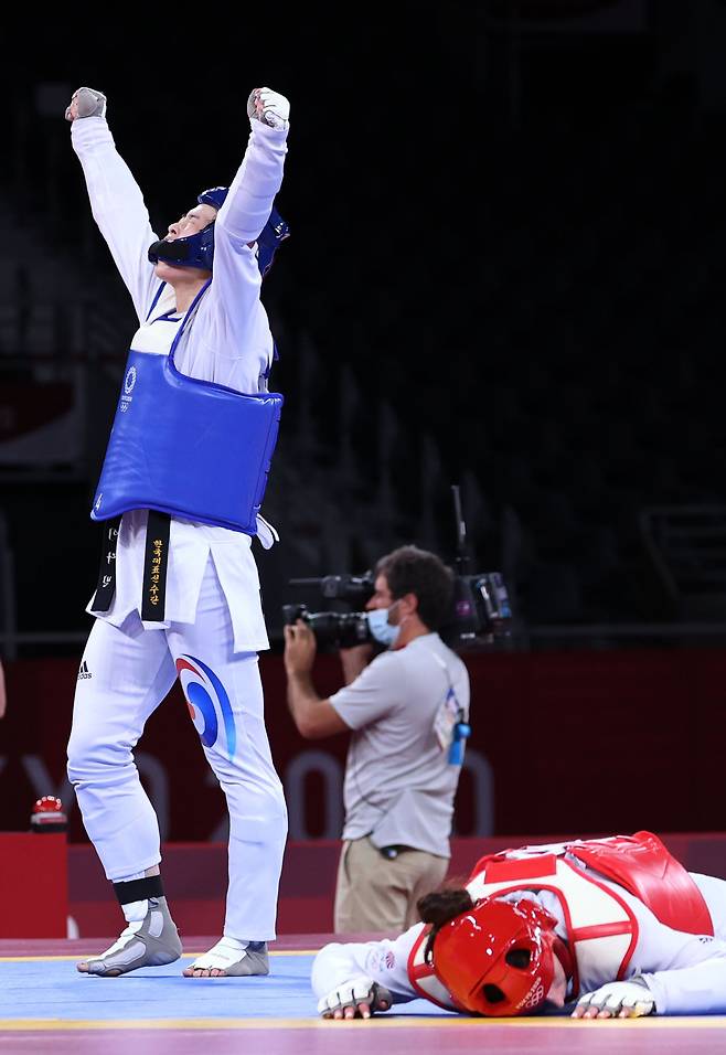 27일 일본 마쿠하리 메세홀에서 열린 도쿄올림픽 여자 태권도 67㎏ 초과급 준결승 한국 이다빈 대 영국 비앙카 워크든의 경기. 이다빈이 경기 종료 직전 역전 발차기 성공 후 환호하고 있다. /연합뉴스