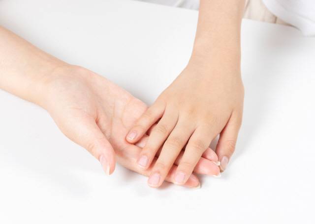 손톱이 발톱보다 빨리 자라는 이유는 일상생활 중 손톱에 다양한 자극이 전해져 손톱으로 가는 혈류량이 늘면서 손톱의 세포분열이 활발해지기 때문이다./사진=클립아트코리아