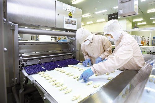 홈플러스의 베이커리 브랜드 ‘몽블랑제’ 안성 공장 직원이 생지를 살펴보며 품질을 점검하고 있다. 몽블랑제는 직원이 직접 빵을 만드는 사내수공업 방식을 채택하고 있다. [사진 홈플러스]