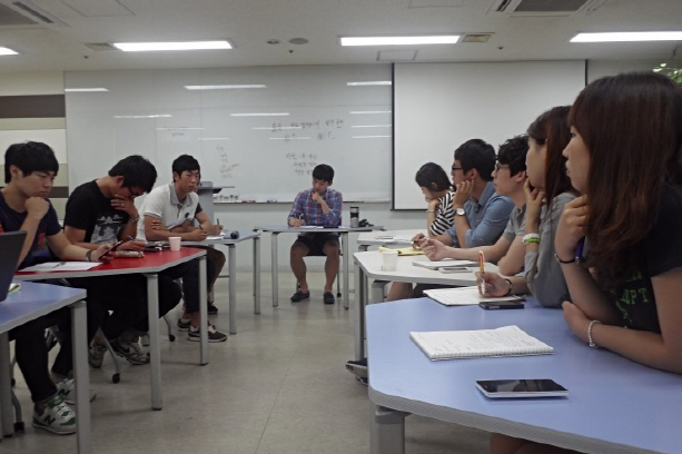 대구경북 대학연합 금융동아리 'DIS'회원들이 토론을 하고 있는 모습.(사진제공-DIS)