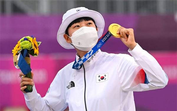 한국 양궁 여자 대표팀의 안산(20·광주여대)이 30일 일본 유메노시마 공원 양궁장에서 열린 2020 도쿄올림픽 양궁 여자 개인전 시상식에서 금메달을 들어 보이며 환하게 웃고 있다. 안산은 혼성 단체전, 여자 단체전에 이어 개인전에서도 금메달을 획득해 한국 하계올림픽 역사상 첫 3관왕에 올랐다. [도쿄 = 한주형 기자]