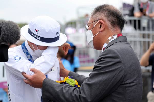 정의선 대한양궁협회장(현대차그룹 회장)이 30일 2020 도쿄올림픽 양궁 여자 개인전에서 금메달을 딴 뒤 기쁨의 눈물을 흘리고 있는 안산을 다독이면서 격려하고 있다. [도쿄 = 한주형 기자]