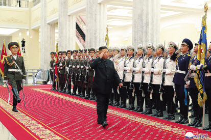 김정은 북한 국무위원장이 24~27일 평양에서 열린 전군 지휘관·정치간부 강습을 주재했다고 30일 조선중앙통신이 전했다. 사진은 북한 인민군이 도열한 가운데, 김 위원장이 행사장으로 입장하고 있는 모습으로 보인다. [연합]