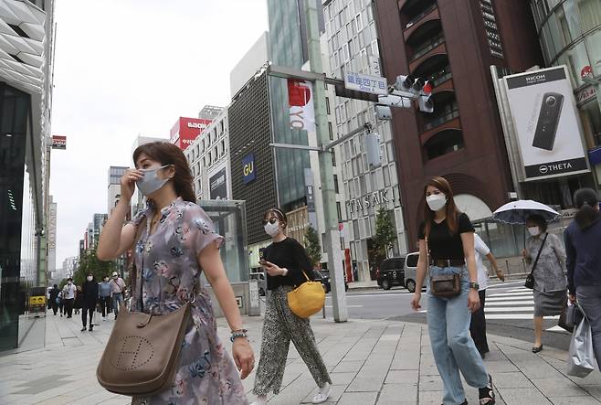 하계올림픽이 열리고 있는 일본 도쿄 시내에서 신종 코로나바이러스 감염증(코로나19) 예방 마스크를 쓴 시민들이 길을 걷고 있다. [연합]