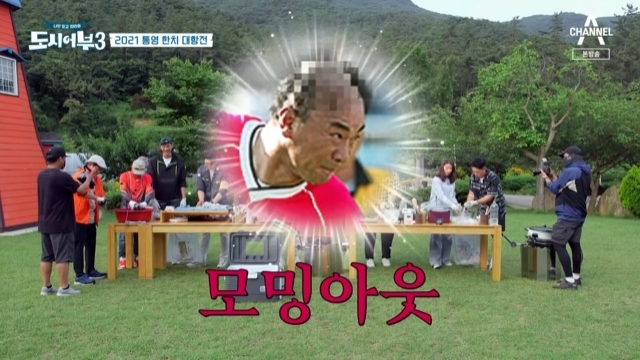 City fishermen joked about Ji Sang-ryeol getting off City Department Season 3.In the 13th episode of Channel As entertainment Follow Me Only, and City Fisherman Season 3 (hereinafter referred to as City Fisherman 3), which was broadcast on July 29, a fishing match between Tongyeong hanchi in Gyeongnam with Mo Tae-beom, Kim Yo-han and Bora was held.The city fishermen who fished at night on the night succeeded in catching more than 464 hanchi and had a happy fishing class.The day was bright and they tried to eat with their own hanchi sashimi and sushi, when Lee Tae-gons hair, which was cool from the morning, became a hot topic.Lee Tae-gon said, I am originally half-knuckle. However, Kim Yo-han laughed after continuing his suspicion that he dryed nicely.Meanwhile, Lee Deok-hwa said, I do not see it, so it is half a ball.Lee Tae-gon said, Its on the back of the head. Lee Deok-hwa mentioned the back of Lee Deok-hwa, who is a little alive, and Lee Deok-hwa laughed humorously, saying, There are not a few left.
