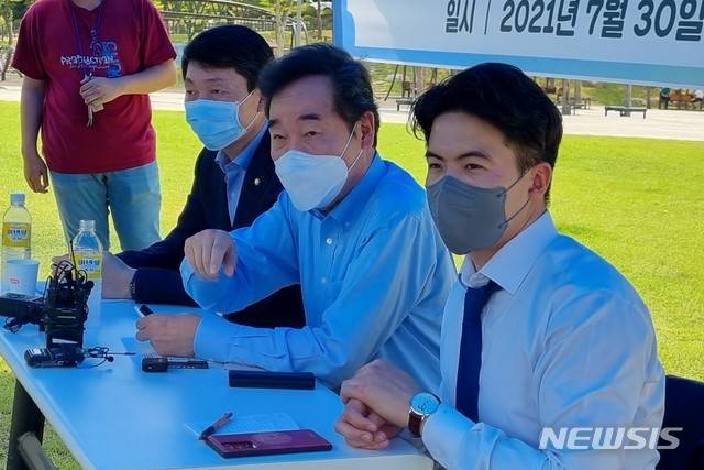 [의정부=뉴시스] 송주현 기자 = 더불어민주당 대권주자인 이낙연 전 민주당 대표가 30일 오전 경기 의정부시 경기도북부청사 평화광장에서 열린 '국가균형발전 및 경기도 분도 관련 좌담회'에서 참석자들의 의견을 듣고 있다. 2021.07.30 atia@newsis.com