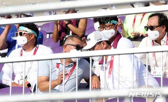 [도쿄(일본)=뉴시스] 최진석 기자 = 정의선 대한양궁협회장이 25일 오후 일본 도쿄 유메노시마 양궁장에서 열린 2020 도쿄올림픽 양궁 여자단체전 결승전을 관람하고 있다. 2021.07.25. myjs@newsis.com