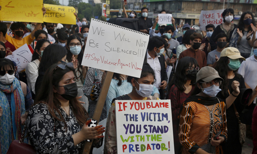 파키스탄 여성 인권 운동가들이 지난 24일 파키스탄 라호르에서 여성에 대한 폭력을 규탄하기 위해 시위를 하고 있다. AP연합뉴스 
