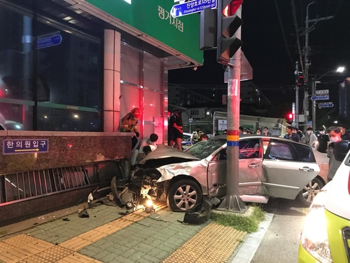 진주에서 발생한 오토바이와 승용차의 충돌사고. /연합뉴스