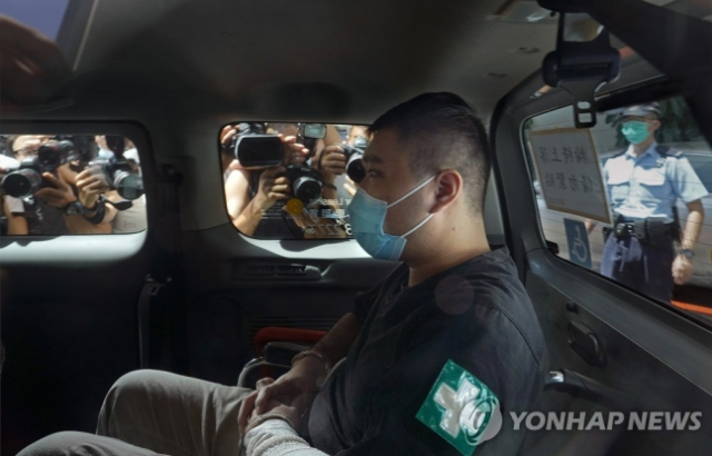 사상 처음 홍콩 국가보안법(홍콩보안법)에 따라 기소된 퉁잉킷(24)씨가 6일 법원에 출석하고 있다. /AP연합뉴스