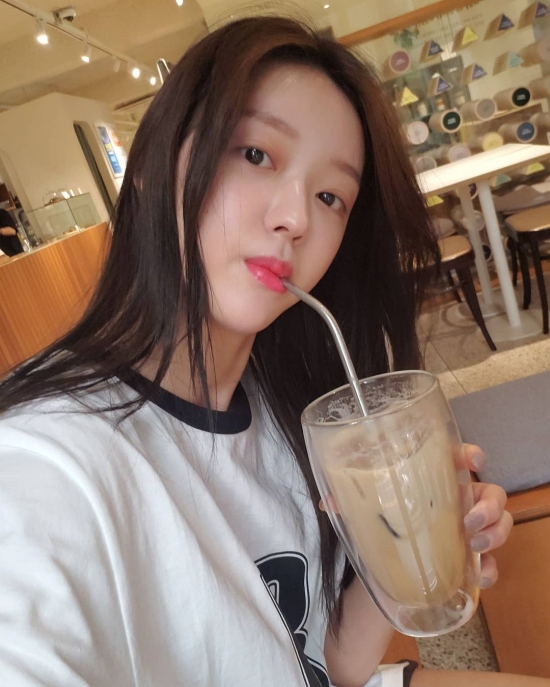 On the 30th, OH MY GIRL YooAs Instagram posted several photos along with Caramel Macchiato.In the photo, YooA enjoys everyday life in the place.His beautiful looks, which shines when he drinks coffee, focused on the official fan club Miracle.On the other hand, OH MY GIRLs new song DUN DANCE, which he belongs to, not only won the top of the major music charts in Korea immediately after its release, but also surpassed 10 million views in 32 hours after the release of music broadcasts and music videos.In addition, it has also ranked # 1 on the Hanter Weekly music chart and the Gaon Digital Comprehensive Chart, showing strong power of sound source down the top-class girl group with Melon Hits24 charts along with Nonstop and Dolphin, which were released last year.Photo = OH MY GIRL YooA Instagram