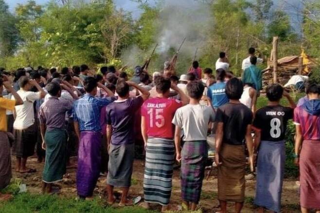 지난 27일 사가잉 까니 구역에서 숨진채로 발견된 시민방위군 병사의 장례식 [미얀마 나우 사이트 캡처. 재판매 및 DB 금지]
