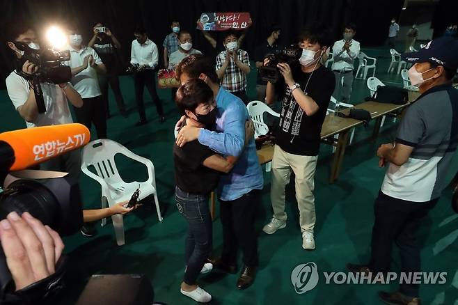 [올림픽] '3관왕 안산'…기뻐하는 엄마와 스승 (광주=연합뉴스) 정회성 기자 = 30일 오후 안산 선수의 도쿄올림픽 양궁 3관왕을 기원하는 응원 행사가 열린 광주 광산구 광주여자대학교 유니버시아드체육관에서 어머니 구명순 씨, 안산의 스승인 김성은 광주여대 양궁부 감독이 함께 기뻐하고 있다. 안산은 생애 첫 올림픽 무대에서 혼성전, 여자 단체전과 개인전 금메달로 3관왕에 올랐다. 2021.7.30 hs@yna.co.kr