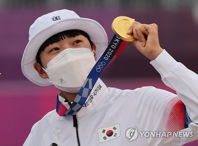 [올림픽] 안산, '이거 두개 더 있어요' (도쿄=연합뉴스) 한상균 기자 = 30일 일본 유메노시마 공원 양궁장에서 열린 도쿄올림픽 양궁 여자 개인전에서 우승한 안산이 금메달을 들어 보이고 있다. 안산은 혼성ㆍ여자 단체와 개인전에서 우승해 첫 올림픽 양궁 3관왕이 됐다. 2021.7.30 xyz@yna.co.kr