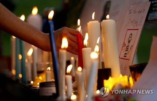 누르 무카담 피살 사건과 관련해 파키스탄 이슬라마바드에서 진행된 촛불 추모 집회. [AP=연합뉴스]