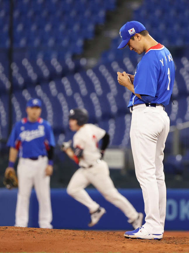 도쿄 올림픽 야구 대표팀 투수 고영표가 31일 요코하마 스타디움에서 열린 미국 전에서 홈런을 맞고 고개를 숙이고 있다.  요코하마 | 연합뉴스