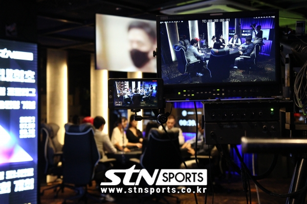 31일 부산광역시 사상구에 위치한 홀덤 스타디움에서 열린 '홀덤은 스포츠다(총상금 1억원)' 예선 1조 경기가 펼쳐졌다. 사진(부산)｜STN스포츠