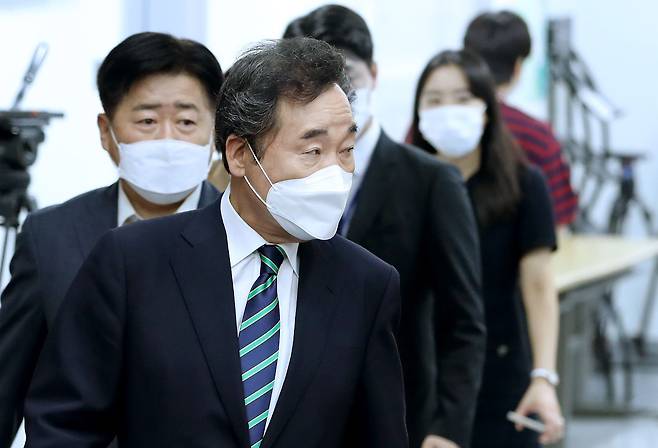 더불어민주당 대선 예비후보인 이낙연 전 대표가 지난 27일 오후 서울 여의도 국회 소통관에서 주거 정책 관련 기자회견을 위해 입장하고 있다. /국회사진기자단