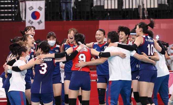 일본전 승리 후 서로 엉켜 기뻐하는 한국 여자배구 대표팀./도쿄=올림픽사진공동취재단