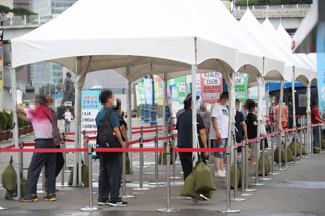 31일 오전 서울역 광장에 마련된 중구임시선별검사소에서 시민들이 코로나19 검사를 받기 위해 기다리고 있다. /연합뉴스