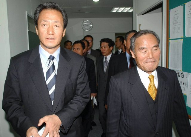 2002년 대선 당시 국민통합21의 강신옥 창당기획단장이 당사에서 기자회견을 한 뒤 정몽준 후보와 함께 회견장을 빠져나가고 있다.