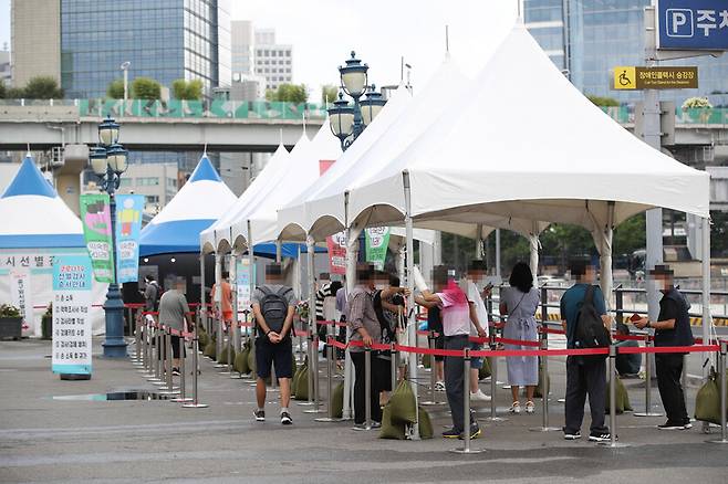 31일 오전 서울역 광장에 마련된 중구임시선별검사소에서 시민들이 검사를 받기 위해 기다리고 있다. 연합뉴스