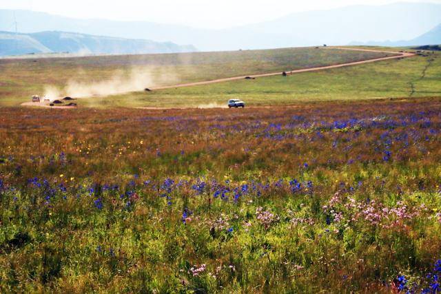 흙먼지를 날리며 공중초원을 가로지르는 비포장도로. ⓒ최종명