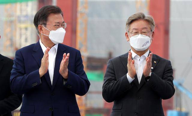 문재인 대통령이 5월 13일 오후 경기 평택시 삼성전자 평택단지 3라인 건설현장에 마련된 야외무대에서 열린 K-반도체 전략 보고에 참석해 기념촬영 후 이재명(오른쪽) 경기지사와 박수를 치고 있다. 뉴시스