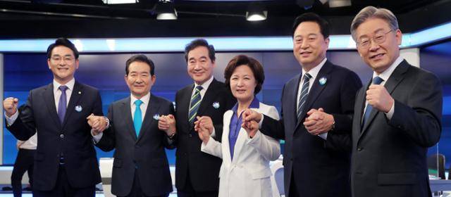 더불어민주당 대통령 선거 예비후보들이 28일 서울 중구 매경미디어센터 MBN스튜디오에서 열린 1차 TV 토론회에 앞서 기념 촬영을 하고 있다. 왼쪽부터 박용진, 정세균, 이낙연, 추미애, 김두관, 이재명 후보.뉴스1