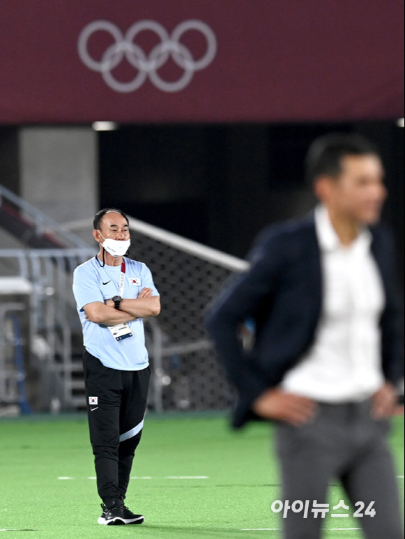 한국 김학범 감독이 31일 오후 일본 요코하마 국제 종합경기장에서 진행된 '2020 도쿄올림픽' 남자축구 8강전 대한민국과 멕시코의 경기에서 패색이 짙어지자 아쉬워하고 있다.