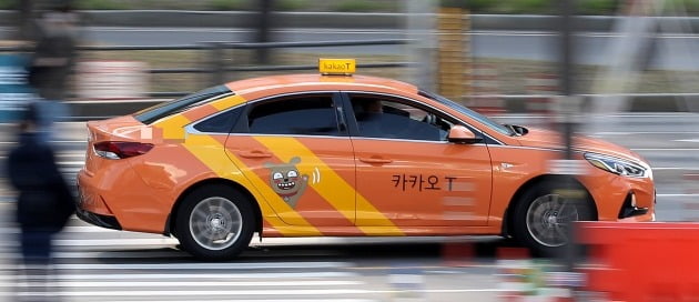 서울역 인근에서 카카오T 택시가 이동하는 모습 [사진=뉴스1]